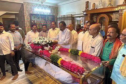 M Venkaiah Naidu pays tributes to D Srinivas
